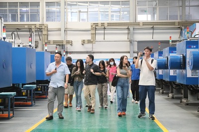 數(shù)字化轉(zhuǎn)型賦能制造業(yè) 主流媒體走進日豐集團三水生產(chǎn)基地，體驗外呼系統(tǒng)革新應(yīng)用